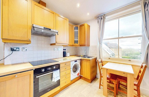 Wimbledon Park Apartment | 2-Bed Flat | Steps to Wimbledon Park & Tube