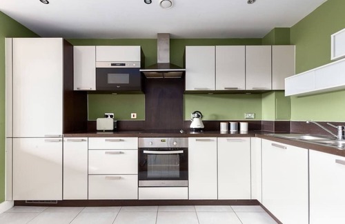 Rotherhithe Apartment | 2 Bed Flat with Balcony in Canada Water