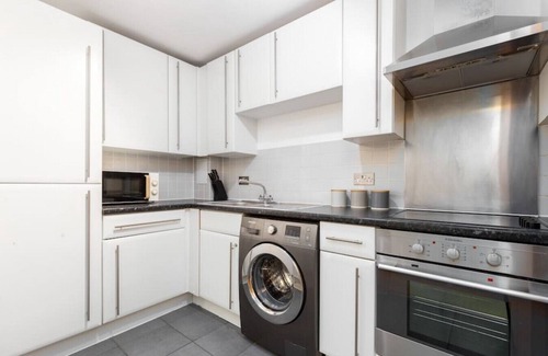 Homerton Apartment | 2 Bed Flat with Balcony in Hackney
