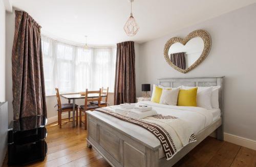 Chase Apartment | 2-Bed Flat with Free Parking by Lee Valley Park