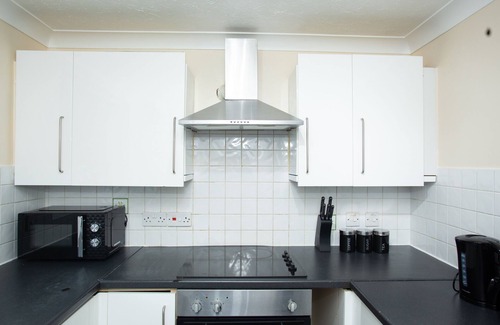 Thamesmead East House | 2 Bed House for Pleasure, office work, free parking, near Elizabeth underground