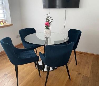 Inverness House | 2 Bed House - free parking, short walk to centre