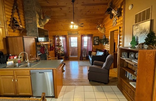 Notch Estates Cabin | 2 bed Log Cabin, w/2 Jacuzzi, 1 mi to SDC, pool, nature trails, private lake
