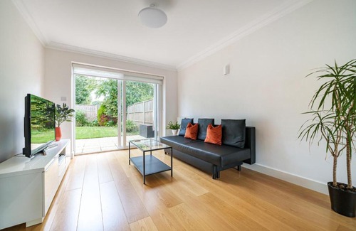 Underhill Villa | 2 bed semi-detached house to rent in Connaught Road, Barnet EN5