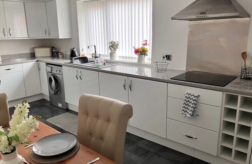 Southport Apartment | 2 Bed-Sleeps 4-Parking-Beachside-Golf Access