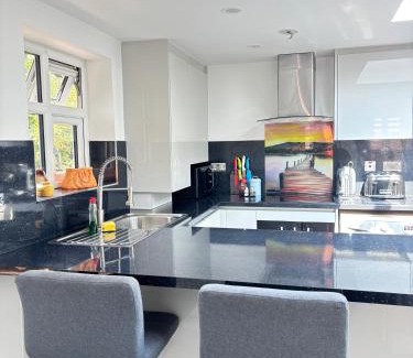 Lacey Green House | 2 Bed-Sleeps 5-Free Parking-Pet Friendly
