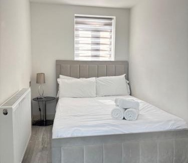 Lacey Green House | 2 Bed-Sleeps 5-Free Parking-Pet Friendly