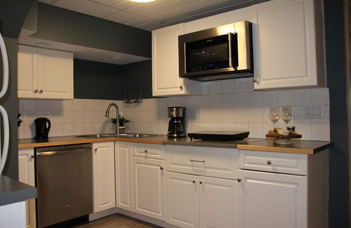 Banff Apartment | 2 Bedroom 1.5 Bathroom Private Suite Banff AB - Wolf Den Bed & Breakfast Suite A