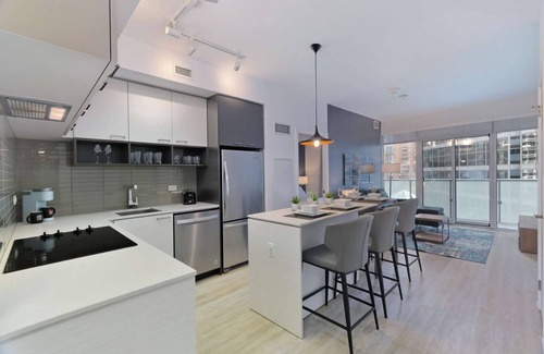 Bay Street Corridor Apartment | 2 Bedroom/1 Bathroom Suite