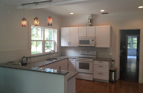 Bradenton Cottage | 2 Bedroom 2.5 Bath (sleeps 4) Historic home by Riverwalk & Parks (min.30 nights)
