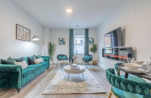 Orange Apartment | 2 bedroom 2 bath Suite, Near American Dream and The Airport, Free Parking, King Bed and 2 Queen Beds, Washer and Dryer