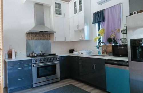 Saratoga Cottage | 2-bedroom 2-bathroom small house next to a park