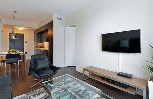Willowdale Apartment | 2 Bedroom/2 Bathroom Suite