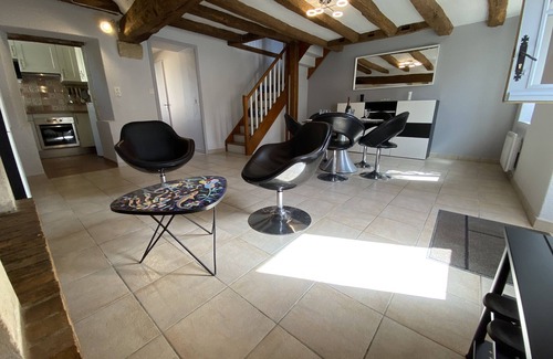 Sache House | 2-bedroom all-inclusive 3-star gîte, close to shops
