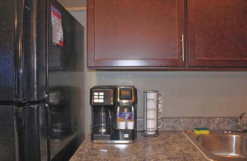 West Des Moines Apartment | 2-bedroom apartment in W. Des Moines. Close to Jordan Creek mall, DMU, Top Golf