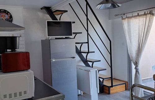 Marseillan Apartment | 2-bedroom apartment, air-conditioned, sleeps 4, direct to beach. Le Clapotis