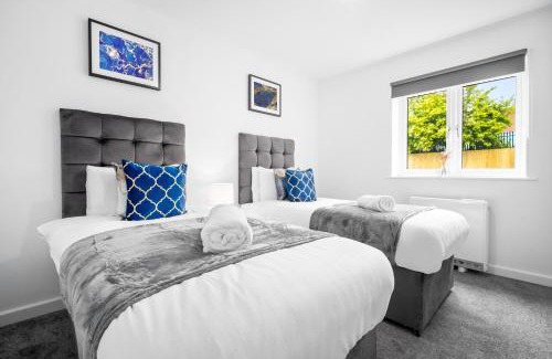 Cradley Heath Apartment | 2 Bedroom Apartment - Free Private Parking - Netflix & Wifi - Top Rated - 52C