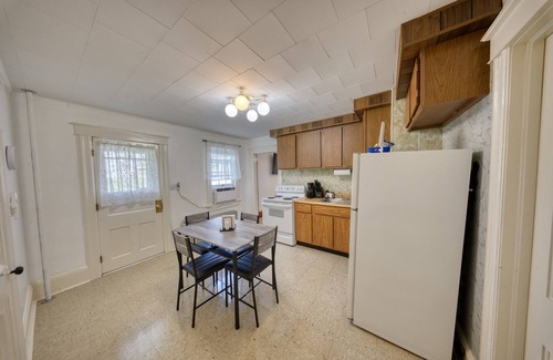 Carbondale Apartment | 2-bedroom apartment in awesome Carbondale with AC