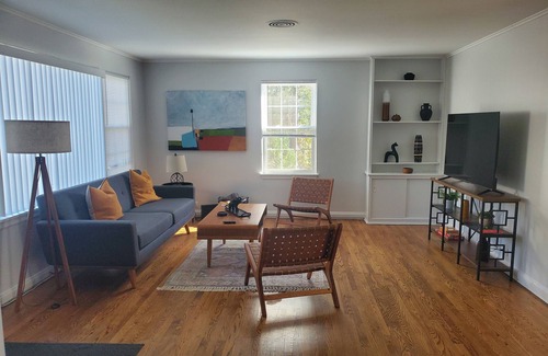 Lake Bluff Apartment | 2 Bedroom apartment in Downtown Lake Bluff
