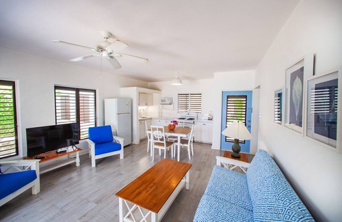 Runaway Bay Apartment | 2 Bedroom Beachfront Apartment Ground Floor