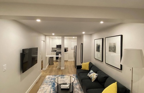 Port Credit Apartment | 2 Bedroom Beauty! Located on the Lakeshore in Port Credit, Mississauga.