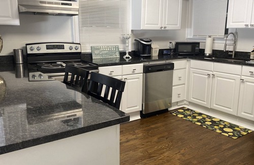 Sylvan Hills House | 2 Bedroom Bungalow in the heart of Atlanta