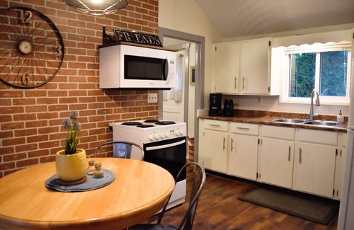 Harrison Hot Springs Cottage | 2-BEDROOM COTTAGE | 2 QUEEN BEDS | FAMILY-FRIENDLY | SLEEPS UP TO 4