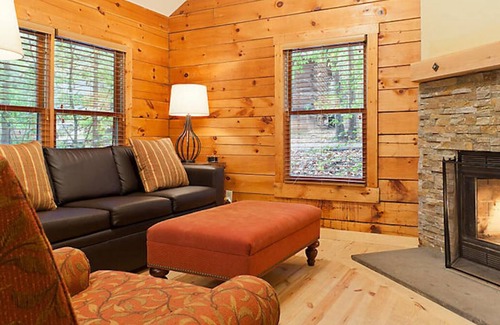 Gordonsville Cabin | 2 Bedroom Cabin in the heart of the Shenandoah Valley Hot tub and Pool