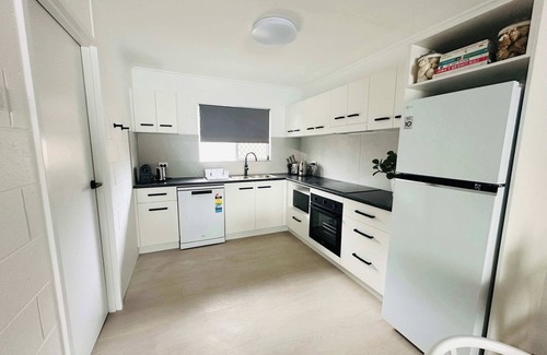 Pimlico Apartment | 2-Bedroom Charm near Mater Hospital, Pimlico