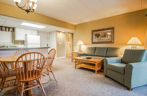 Tafton Condo | 2-Bedroom Condo Near Lake Wallenpaupack