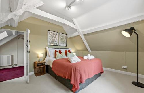 Cirencester Apartment | 2-Bedroom Cotswolds Chic, Cosy & Tranquil Retreat, Norcote Loft, Sleeps 3, With Private Parking! - by Blue Puffin Stays