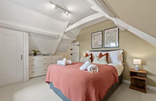 Cirencester Apartment | 2-Bedroom Cotswolds Chic, Cosy & Tranquil Retreat, Norcote Loft, Sleeps 3, With Private Parking! - by Blue Puffin Stays