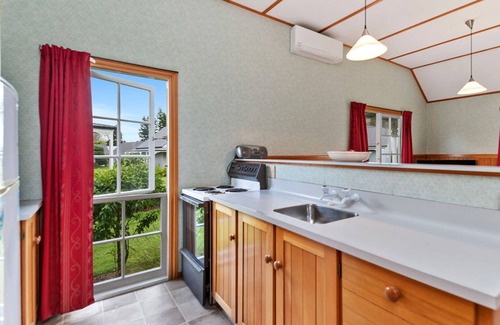 Rangatira Park House | 2 Bedroom Cottage near Huka Falls