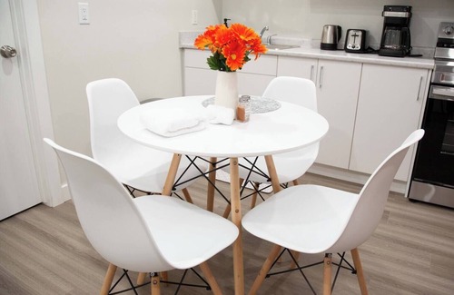 Saskatoon House | 2 Bedroom Cozy Suite in Kensington