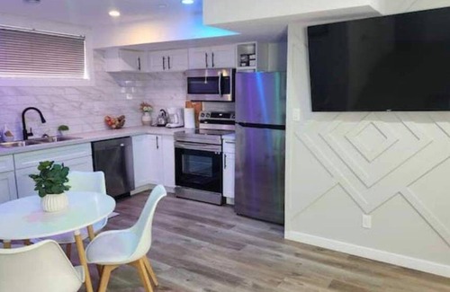 Saskatoon House | 2 Bedroom Cozy Suite in Rosewood