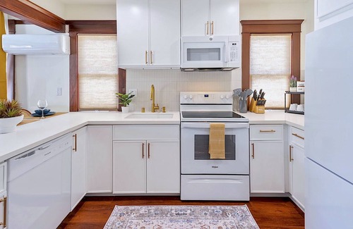 Whittier Apartment | 2 Bedroom Craftsman : KING Bed : Views : Parking : Between Disney/Universal