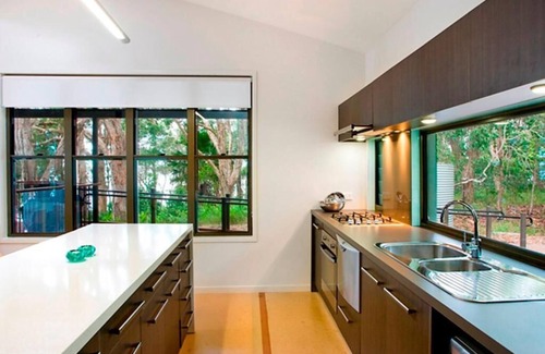 Weyba Downs House | 2 Bedroom Deluxe Lakehouse - Lakefront Retreat minutes from Noosa