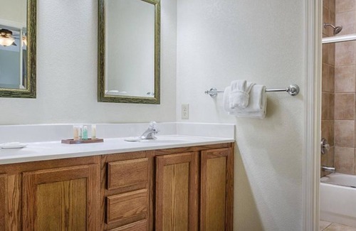 Williamsburg Hotel | 2 Bedroom Deluxe Lock-off, in Beautiful Williamsburg VA