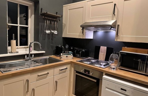 Winterbourne Earls Cottage | 2 Bedroom Executive Suite