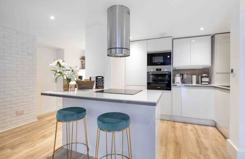 Snaresbrook Apartment | 2 Bedroom, extra stylish, stunning apartment - Escape London, in London