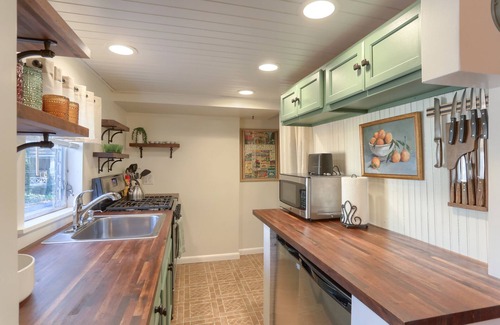 Timber Hills Cottage | 2 Bedroom fully updated cozy Mt. Gretna Cottage with parking