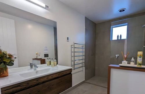 Bethlehem House | 2-bedroom Guest House with hot tub