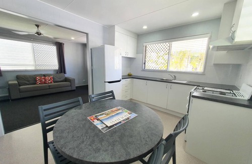 Alexandra Headland Cabin | 2 Bedroom Holiday Home 4 Berth - 2 Bedroom Holiday Home 4 Berth