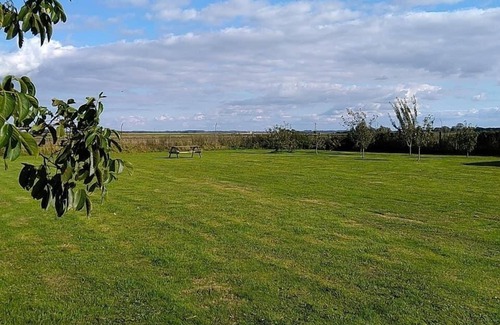 Tilney Fen End Cottage | 2 bedroom Holiday home in Norfolk, private field