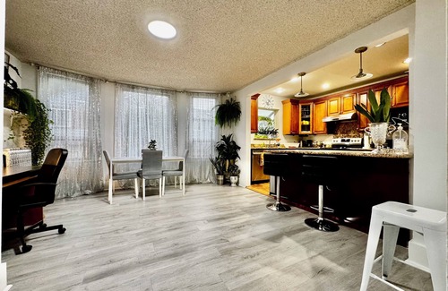 Rainier Valley House | 2 Bedroom Home w/Extra Sofa Bed 10 mins to Airport and 20 mins Downtown Seattle