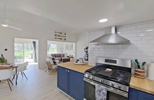 Lakeland House | 2-bedroom house on Strawberry Lake in Pinckney, MI with hot tub, WiFi.
