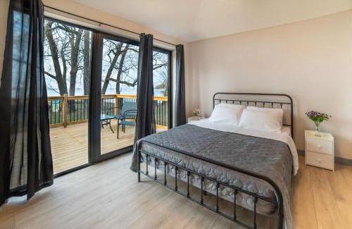 Harwood House | 2-bedroom Lake Front Cottage in Harwood ON #3