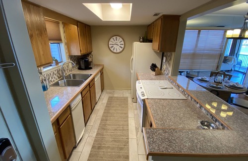 Lake Hamilton Condo | 2 bedroom lakefront Lake Hamilton condo with boat slip, minutes to Oaklawn.
