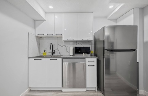 Montgomery House | 2-Bedroom Lower Unit Near Bow River w Wifi & Desk