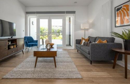 Walton-on-Thames Apartment | 2-Bedroom Luxury apt with Gym, roof terrace, Free Parking and 3 min walk to train st